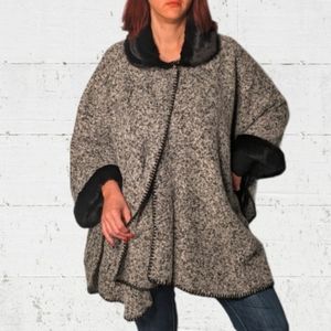 NWT ~ PAPARAZZI BY BIZ Faux Fur Trim Cape